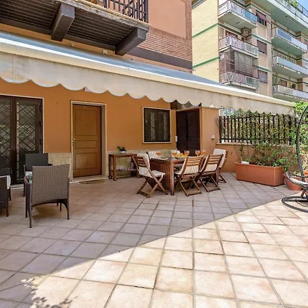 Ground Floor Patio Near Vatican, 2 Bed 2 Bath * Rom